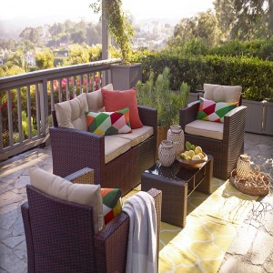 Juego de conversación de mimbre al aire libre de ratán 4pcs con cojines resistentes a la intemperie y mesa de vidrio templado (marrón oscuro)