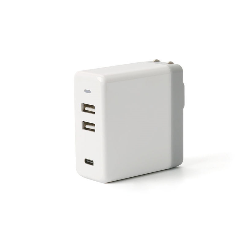 KPS-8407LC typec PD + Dos puertos USB Adaptador de CA (enchufe de EE.UU. / UE)