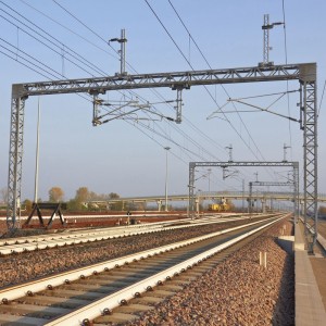 Catenarias y portales ferroviarios.