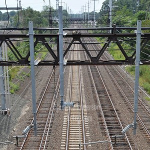 Catenarias y portales ferroviarios.