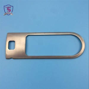 Fabricación de piezas de acero inoxidable pulido.