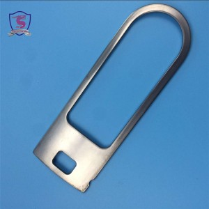 Fabricación de piezas de acero inoxidable pulido.