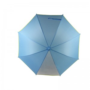 Un panel ve a través de la publicidad azul paraguas para niños.