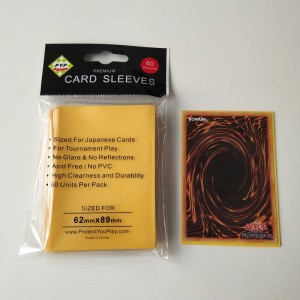 Mangas protectoras de tarjeta de juego de color amarillo sólido YGO de tamaño japonés / pequeño de 62X89 mm