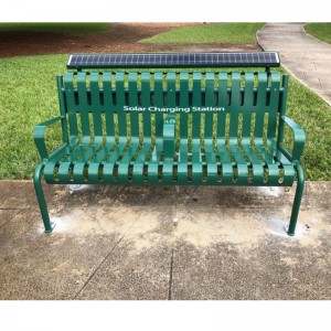 Banco de carga Uptown con paneles solares detrás