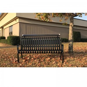 Banco de carga Uptown con paneles solares detrás