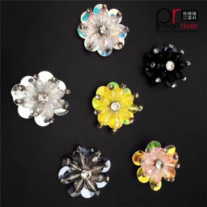 La belleza de las lentejuelas bling-bling florece con la perla