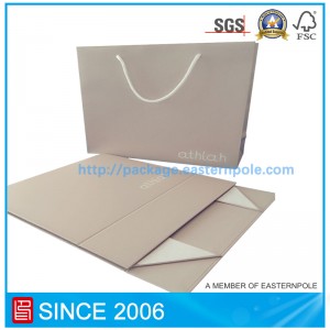 Caja plegable y bolsa de papel para ropa de bebé.