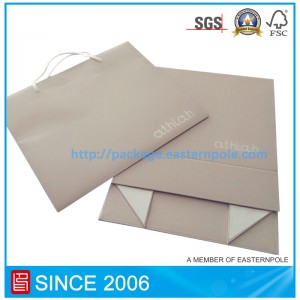 Caja plegable y bolsa de papel para ropa de bebé.