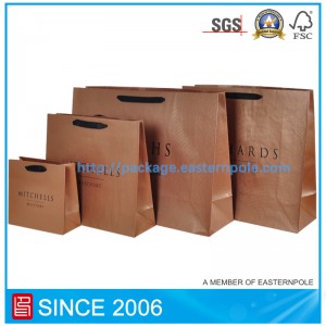 Bolsa de zapatos marrón con diseño personalizado.