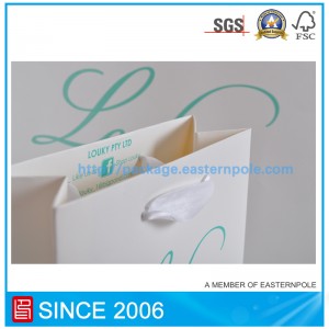 Bolsa de papel de material reciclado para ropa.