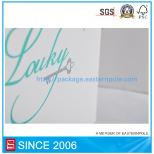 Bolsa de papel de material reciclado para ropa.