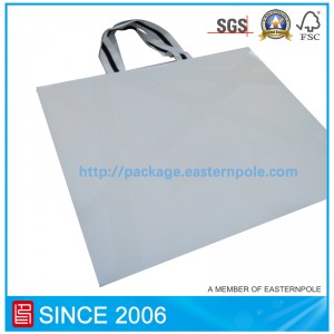 Bolsa de papel blanco de lujo para ropa con fondo invertido.