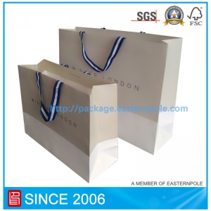 Bolsa de papel kraft blanca para la ropa.