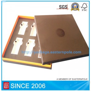 Caja de papel para cosméticos hecha a mano con inserto de cartón.