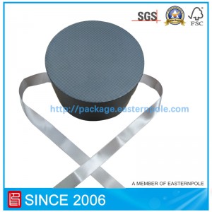 Caja de chocolate redonda de lujo con cierre de cinta.