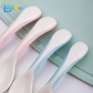 Venta caliente Productos para bebés Bebé Primera etapa Cucharas Cuchara de plástico para bebés y niños pequeños Bebé que viaja Juego de tenedor y cuchara