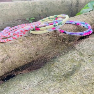 Linda línea de datos de cuero de flores.