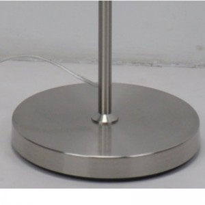 Lámpara de pie con pantalla de tela negra cortada con láser