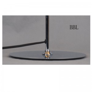 Lámpara de mesa con pantalla de metal y base plana