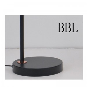 Lámpara de mesa con pantalla de metal y función de ajuste de pantalla