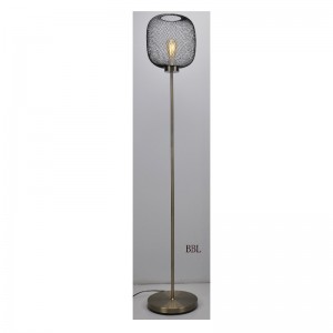 Lámpara de pie moderna con pantalla de malla