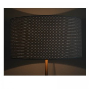 Lámpara de pie moderna con pantalla de tela.