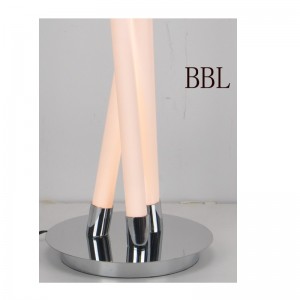 Lámpara LED con tres tubos acústicos.