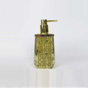 vidrio transparente con accesorios de baño en oro