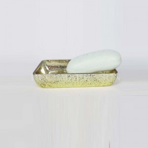 vidrio transparente con accesorios de baño en oro