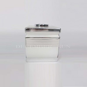 Elegante juego de baño blanco con línea plateada de vidrio