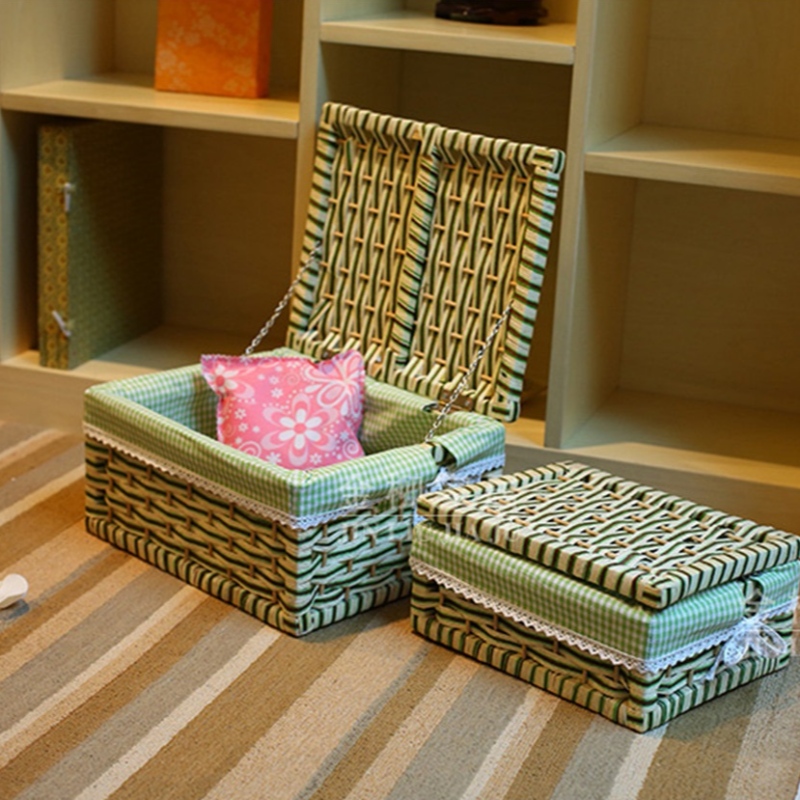 Con una cesta de almacenamiento cubierta.