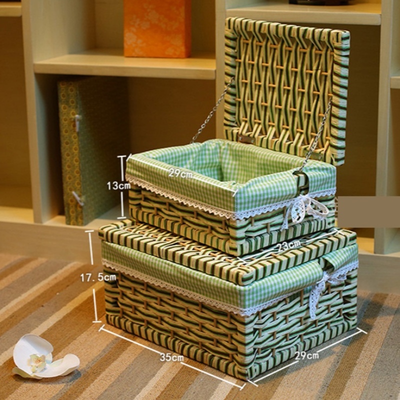 Con una cesta de almacenamiento cubierta.