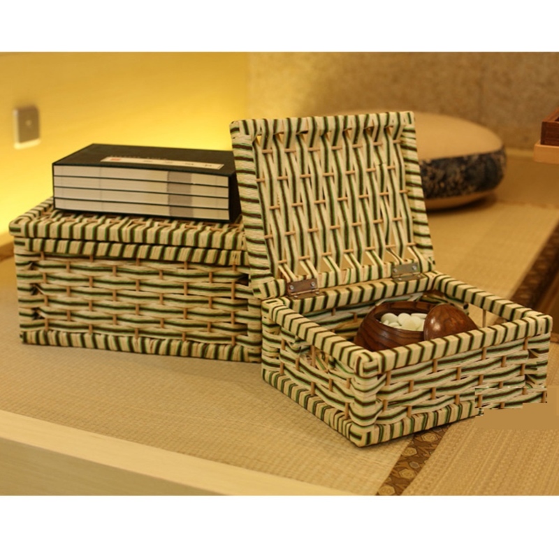 Con una cesta de almacenamiento cubierta.