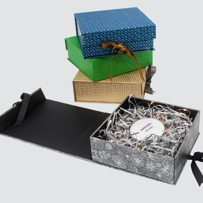 Caja de regalo doblado comida vela chocolate cinta bonita