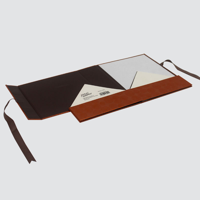 Caja de regalo doblado comida vela chocolate cinta bonita