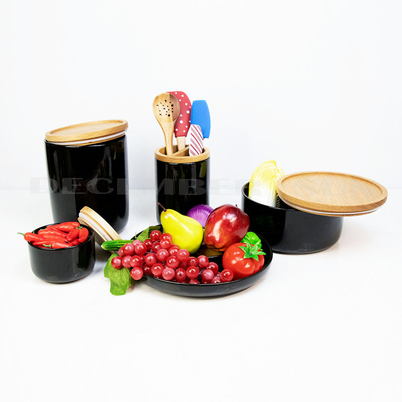 Porcelana negra con accesorios para la cocina