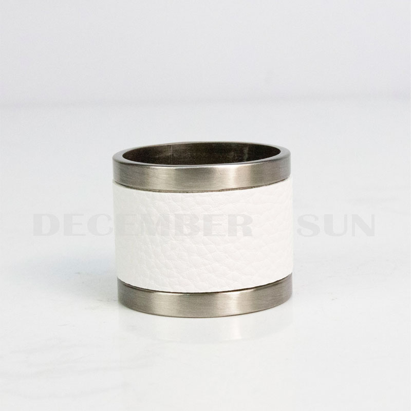 Hermoso color metal y servilletero de cuero