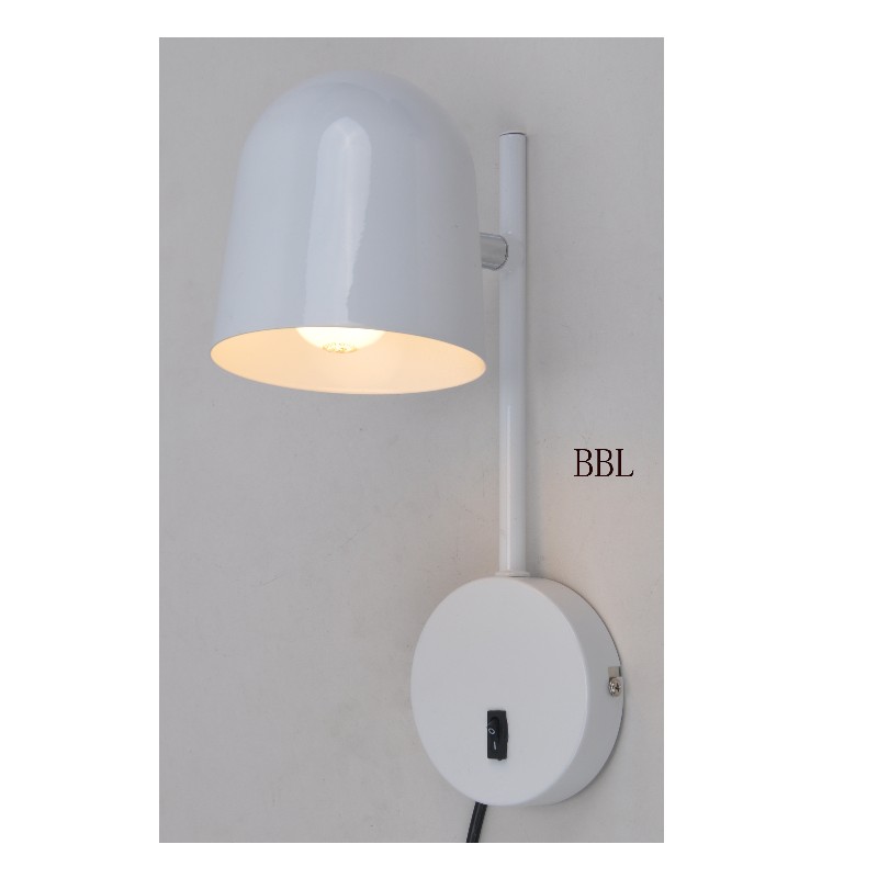 Aplique con pantalla metálica giratoria