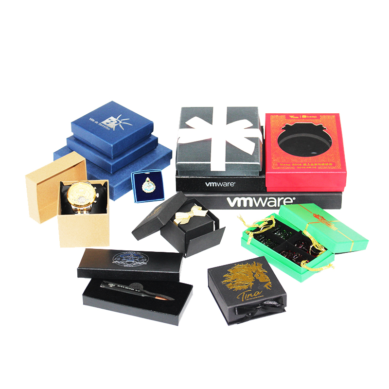 Cajas de monedas, llaveros, cajas de cartón pintadas.