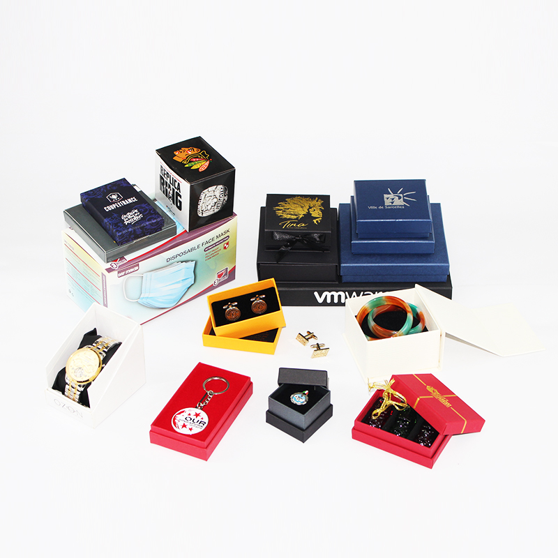 Cajas de monedas, llaveros, cajas de cartón pintadas.