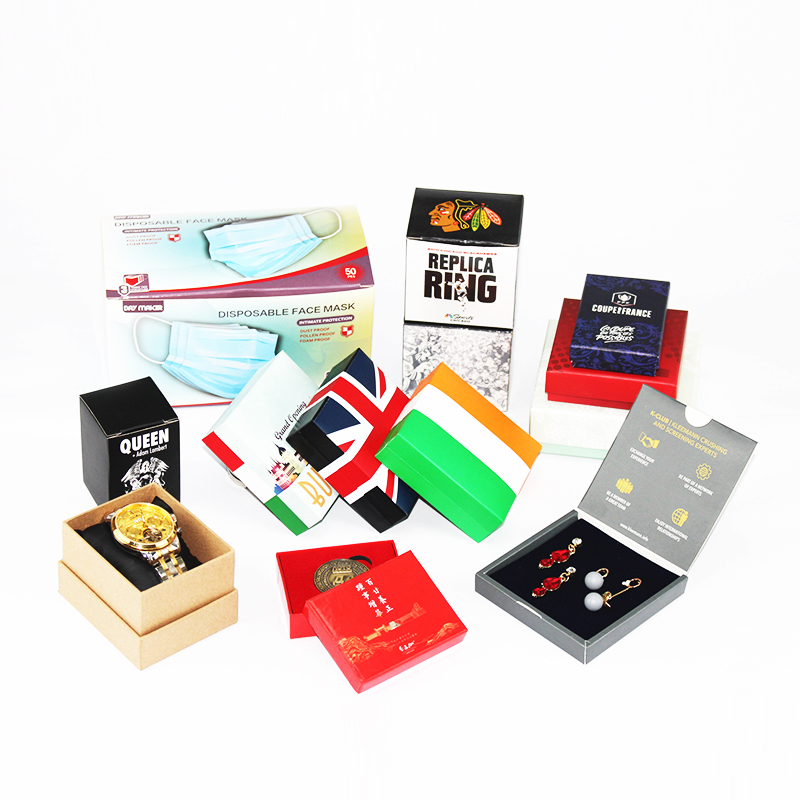 Cajas de monedas, llaveros, cajas de cartón pintadas.