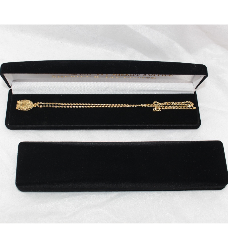 D-11 caja de terciopelo negro al por mayor personalizada para insignia y collar