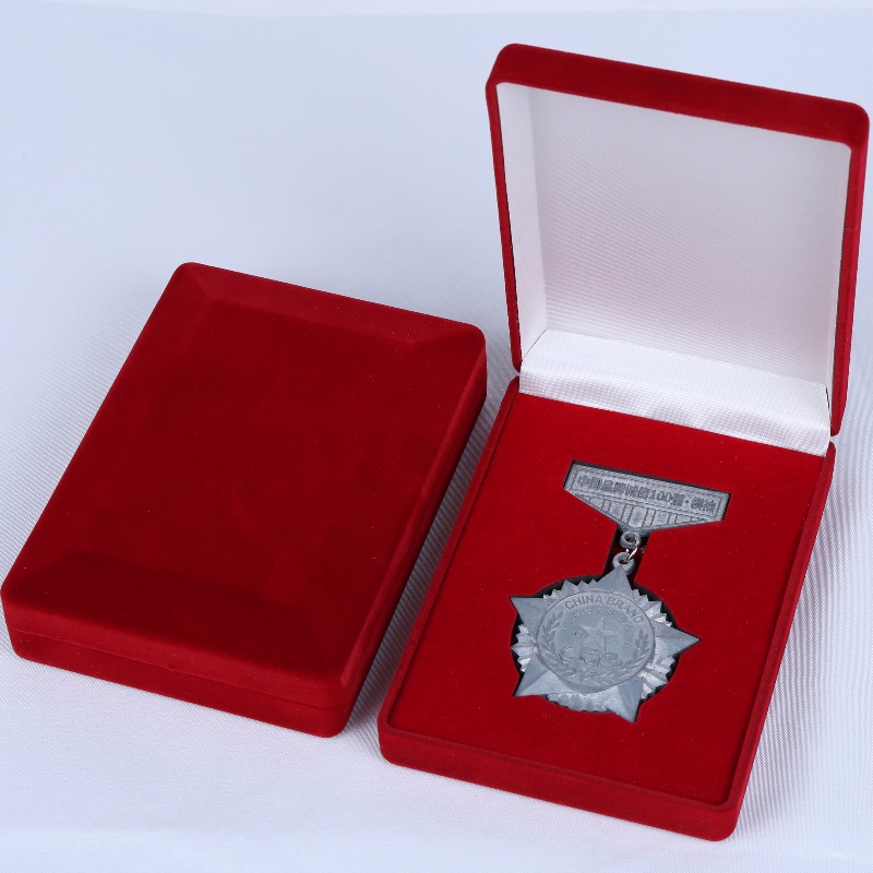 Caja de terciopelo negro y rojo al por mayor personalizado D-15 para moneda, collar y medalla