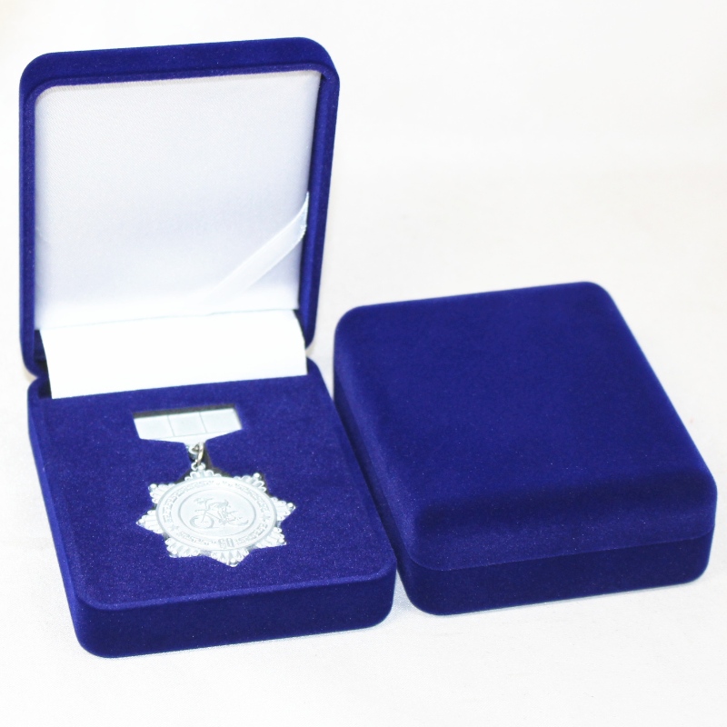 Artículos D - 26, cajas de terciopelo, para monedas, collares y insignias, mm.75 * 95 * 32 mm, peso aproximadamente 65 g.