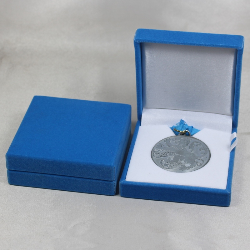 Artículo V-06 caja de franela de plástico cuadrada para monedas de 50-60 mm, insignia, gemelos, alfiler de corbata, medalla, etc. mm. 88 * 91 * 33, pesa alrededor de 85 g