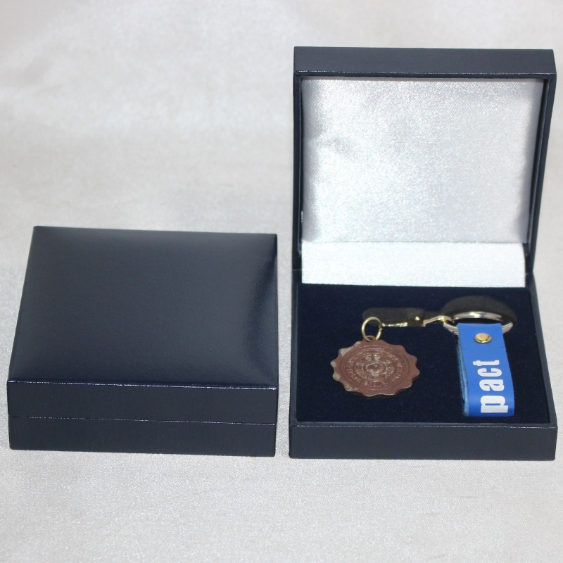 Artículo V-06 caja de franela de plástico cuadrada para monedas de 50-60 mm, insignia, gemelos, alfiler de corbata, medalla, etc. mm. 88 * 91 * 33, pesa alrededor de 85 g