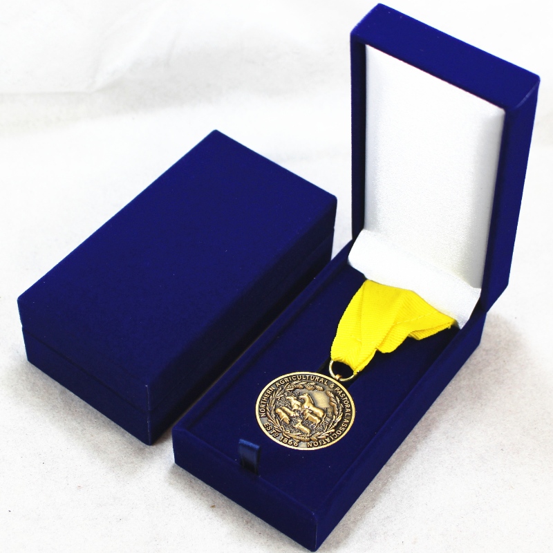 Artículo Caja de papel de cuero sintético rectangular V-10 para medalla e insignia de 40 * 80 mm, etc. mm. 60 * 111 * 38, pesa alrededor de 82 g