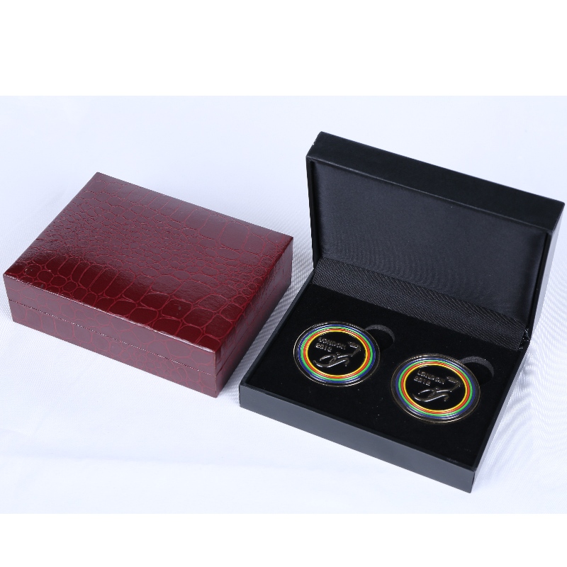 Artículos V - 18 cajas de cartón rectangulares con monedas o medallas y insignias de 60 * 100 mm.120 * 90 * 40, peso aproximadamente 135g.