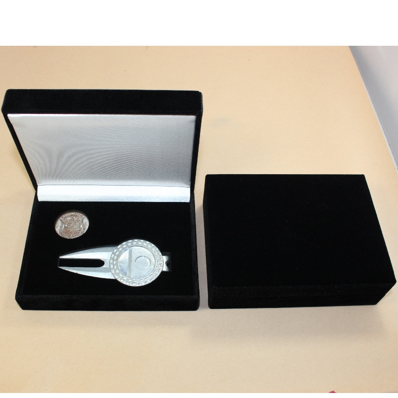 Artículos V - 18 cajas de cartón rectangulares con monedas o medallas y insignias de 60 * 100 mm.120 * 90 * 40, peso aproximadamente 135g.